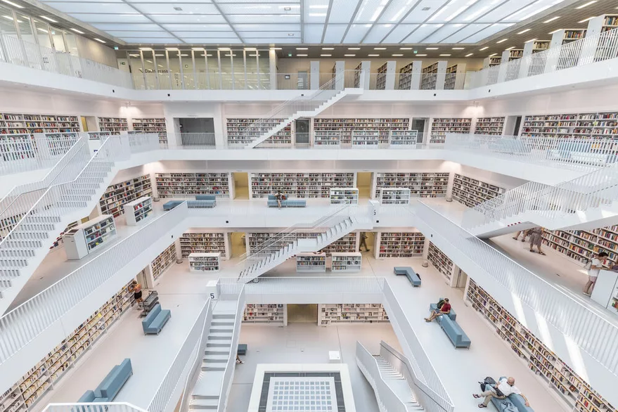 Bibliotheek met boekenrekken en leesruimtes over meerdere verdiepingen